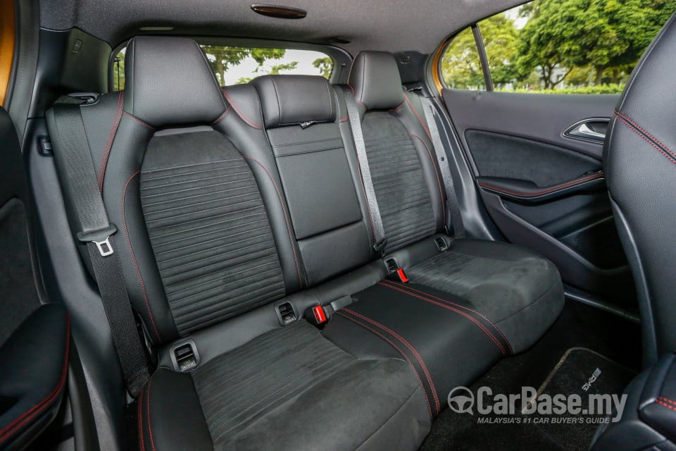 Mercedes-Benz GLA X156 Facelift (2017) Interior