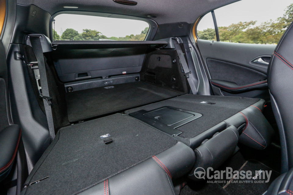 Mercedes-Benz GLA X156 Facelift (2017) Interior