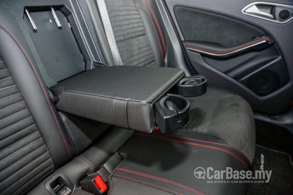 Mercedes-Benz GLA X156 Facelift (2017) Interior