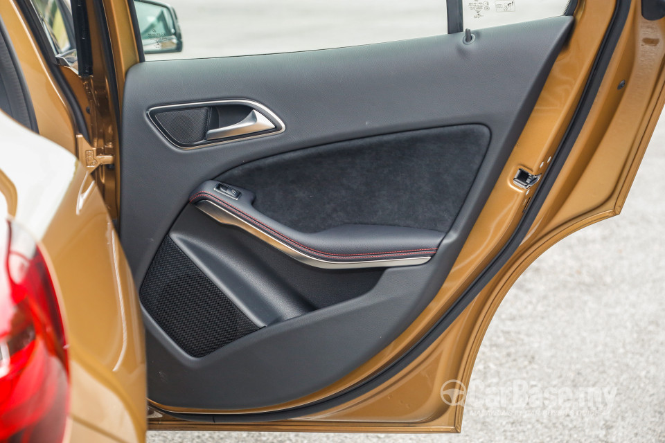 Mercedes-Benz GLA X156 Facelift (2017) Interior