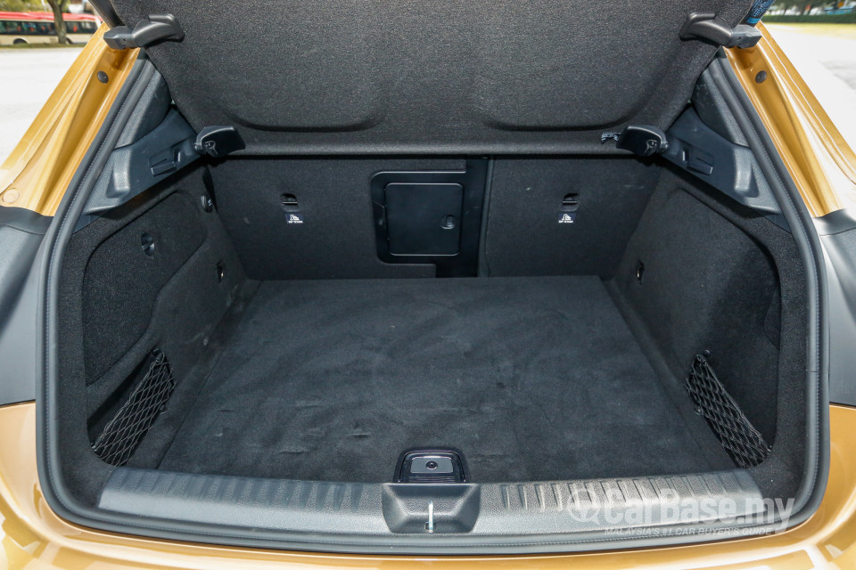 Mercedes-Benz GLA X156 Facelift (2017) Interior