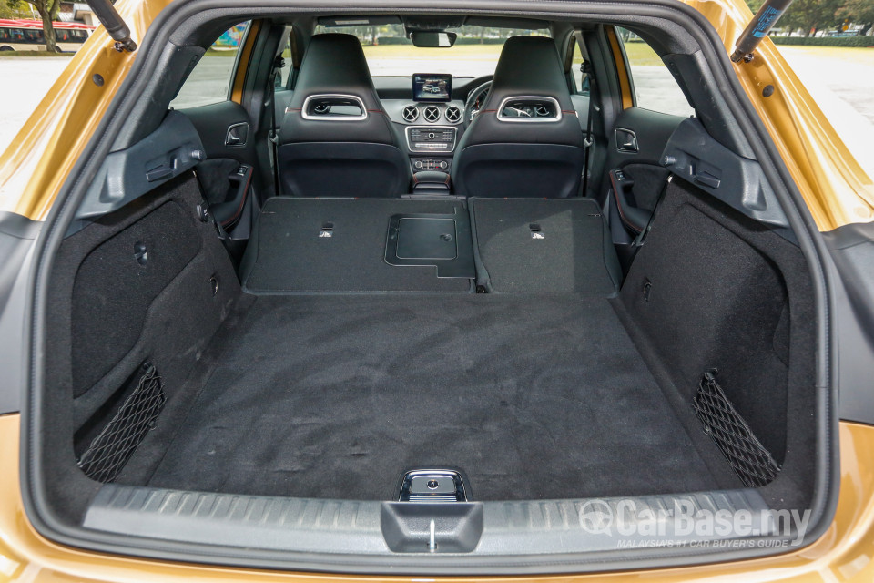 Mercedes-Benz GLA X156 Facelift (2017) Interior