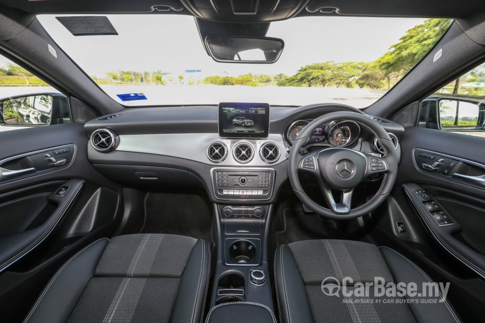 Mercedes-Benz GLA X156 Facelift (2017) Interior
