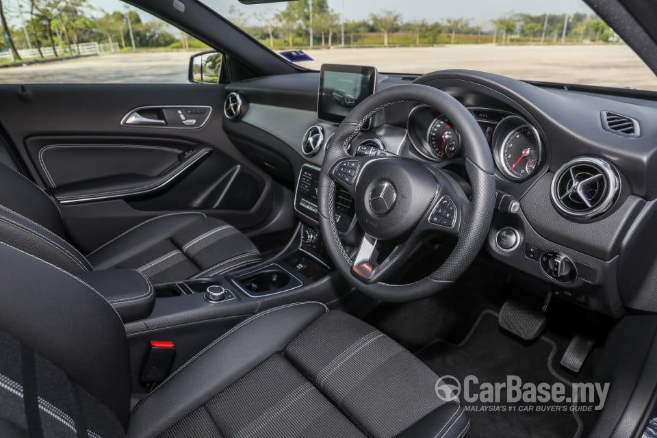 Mercedes-Benz GLA X156 Facelift (2017) Interior