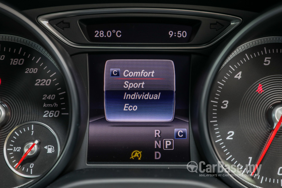 Mercedes-Benz GLA X156 Facelift (2017) Interior