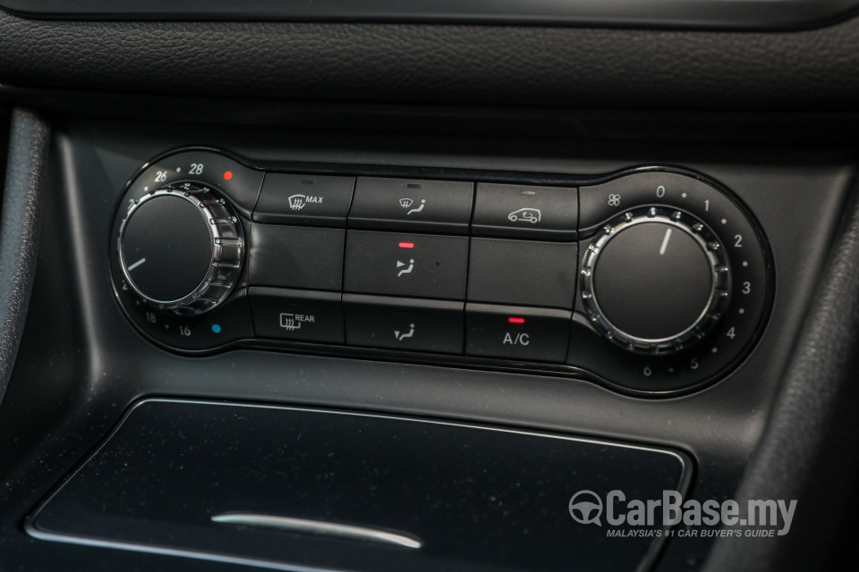 Mercedes-Benz GLA X156 Facelift (2017) Interior