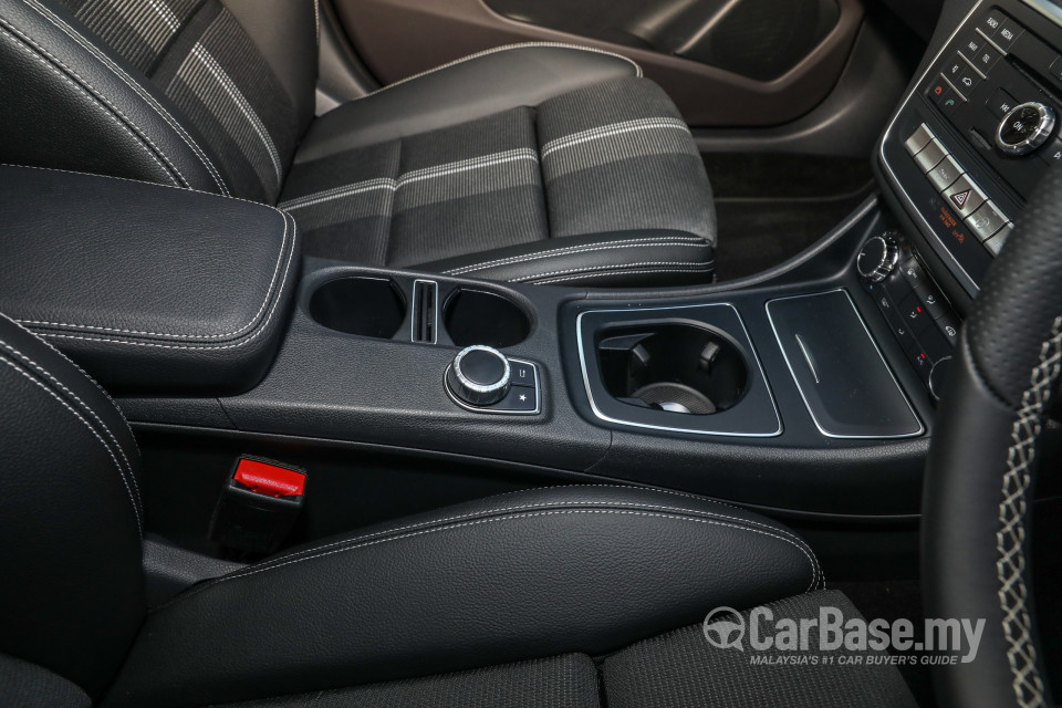 Mercedes-Benz GLA X156 Facelift (2017) Interior