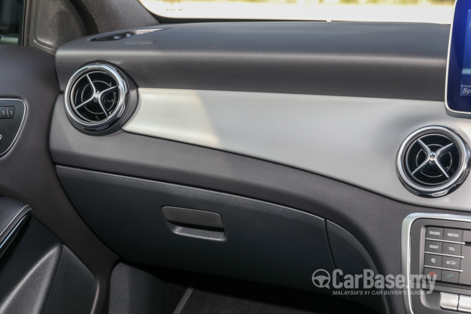 Mercedes-Benz GLA X156 Facelift (2017) Interior