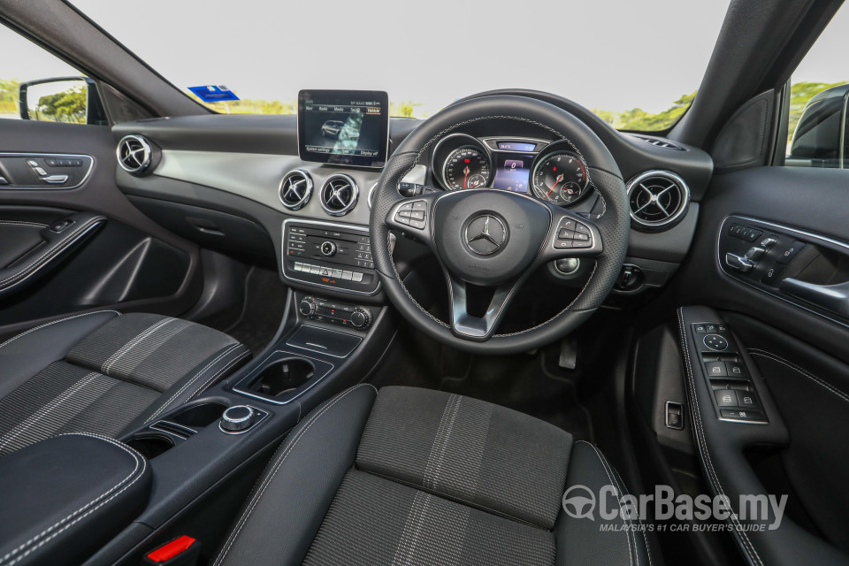 Mercedes-Benz GLA X156 Facelift (2017) Interior