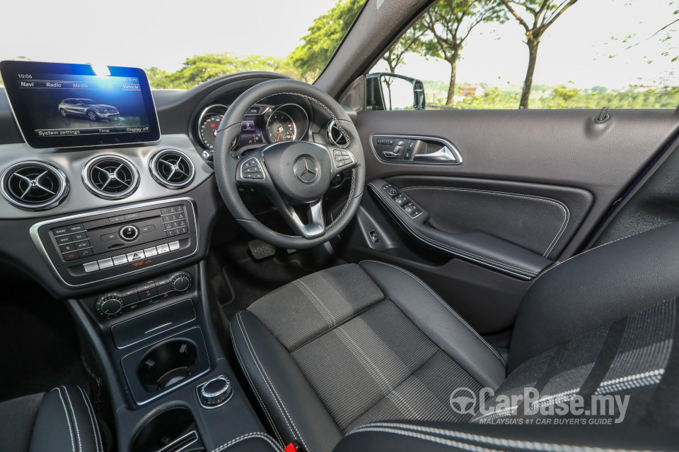Mercedes-Benz GLA X156 Facelift (2017) Interior