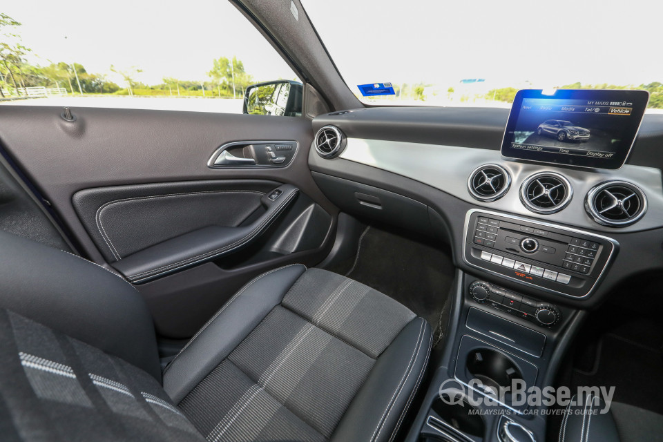 Mercedes-Benz GLA X156 Facelift (2017) Interior