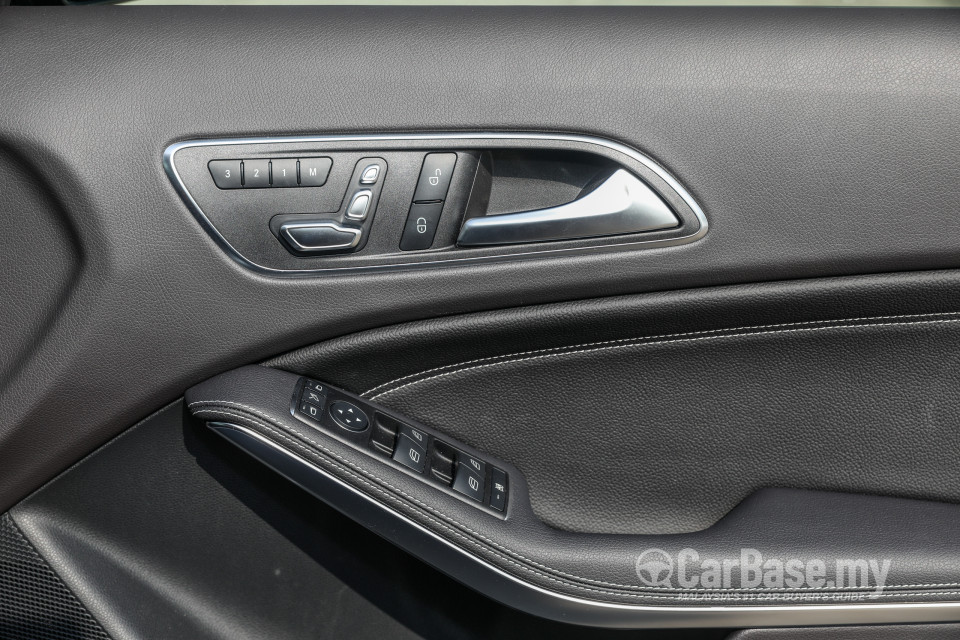 Mercedes-Benz GLA X156 Facelift (2017) Interior