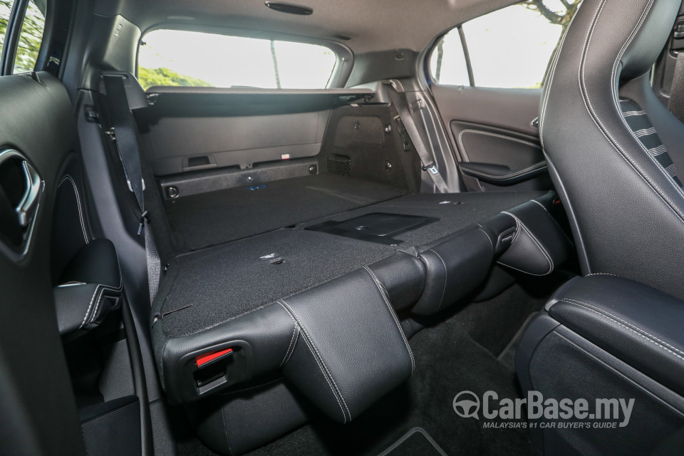 Mercedes-Benz GLA X156 Facelift (2017) Interior