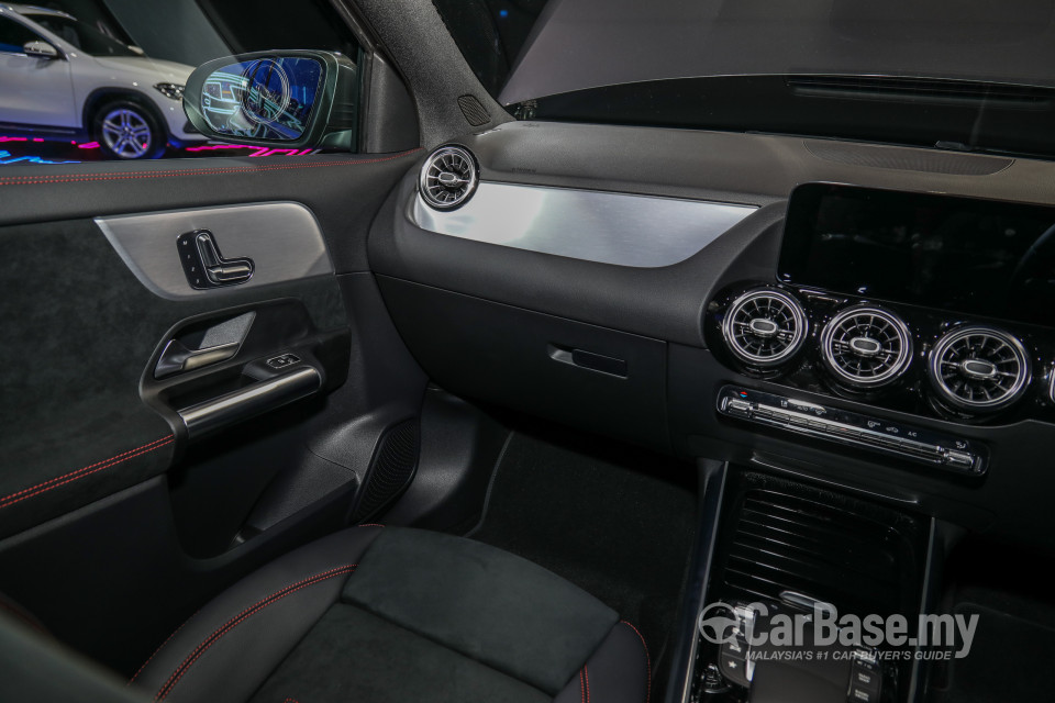 Mercedes-Benz GLA H247 (2020) Interior