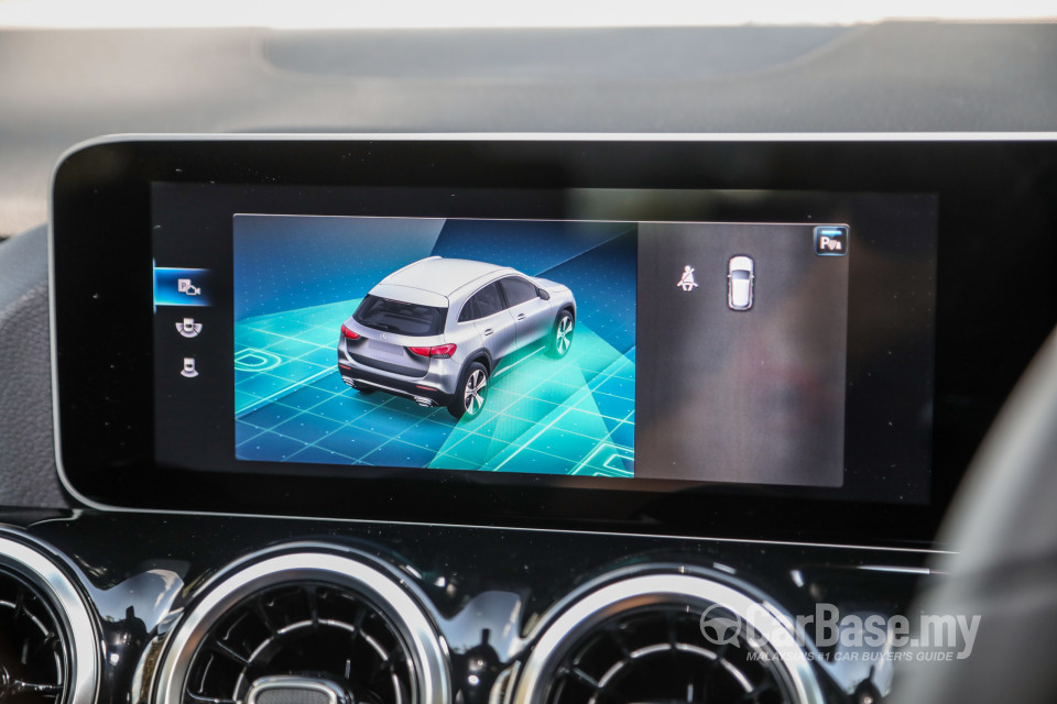Mercedes-Benz GLA H247 (2020) Interior
