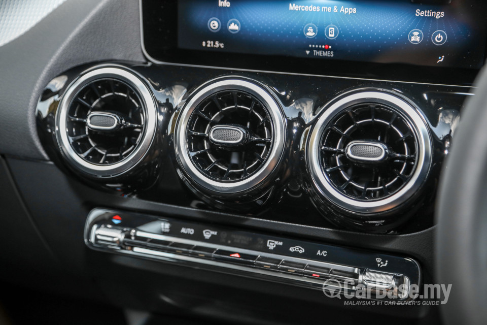 Mercedes-Benz GLA H247 (2020) Interior
