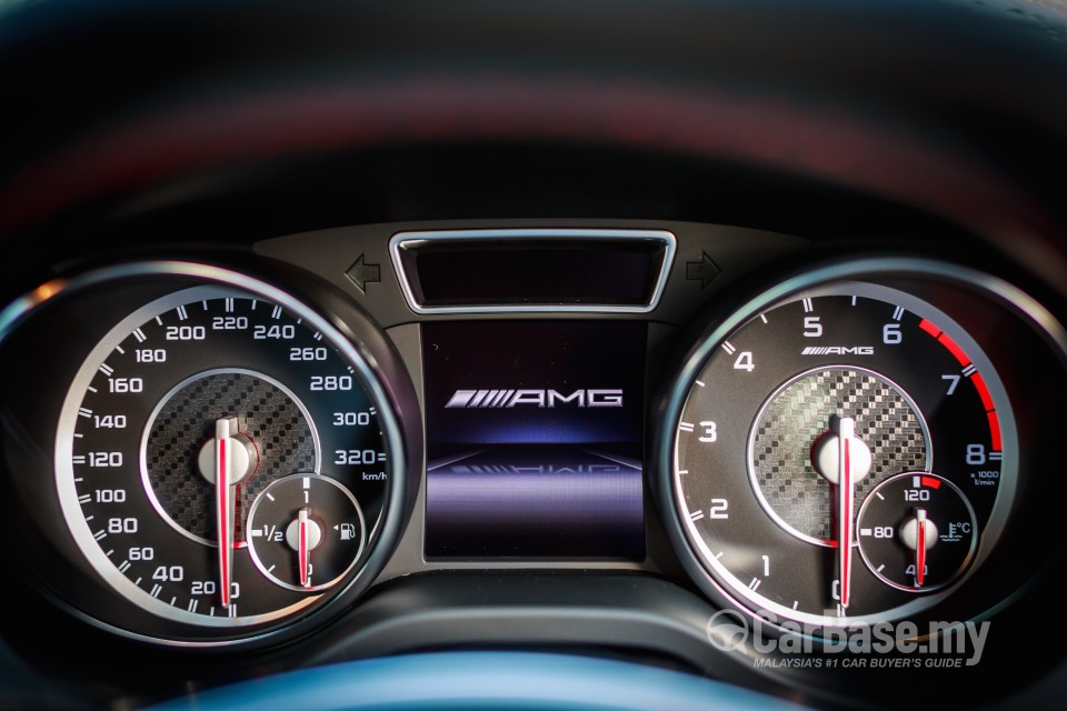 Mercedes-Benz AMG GLA X156 AMG (2014) Interior