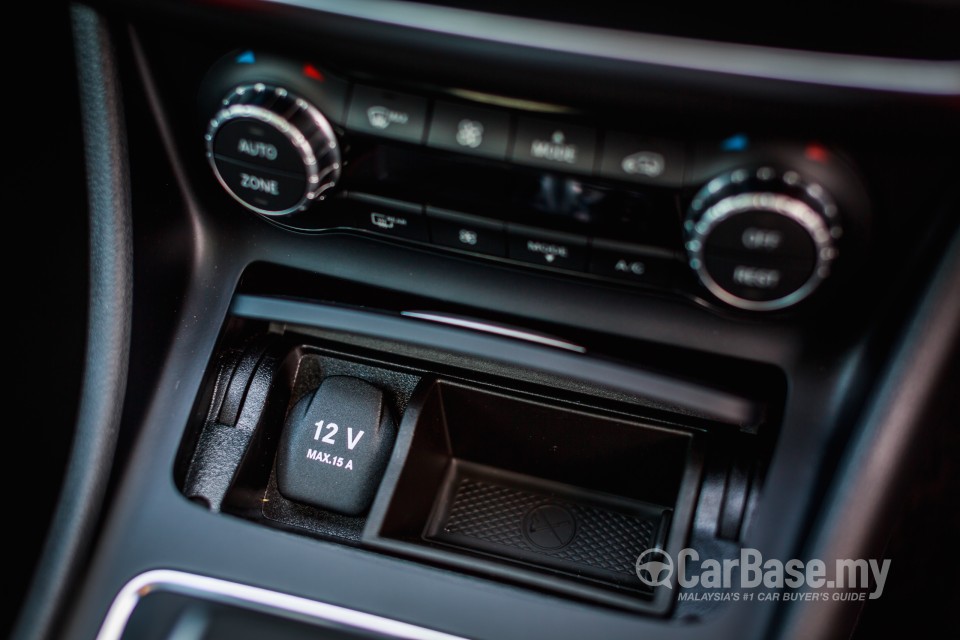 Mercedes-Benz AMG GLA X156 AMG (2014) Interior