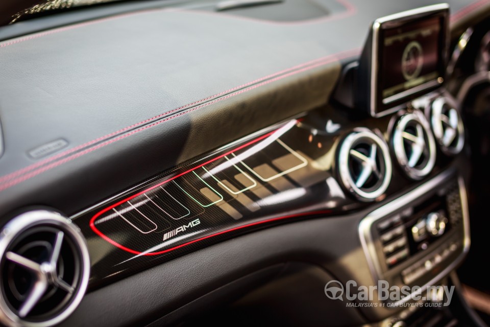 Mercedes-Benz AMG GLA X156 AMG (2014) Interior