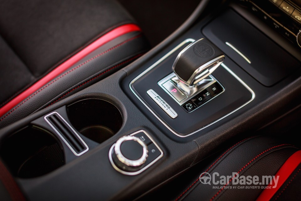 Mercedes-Benz AMG GLA X156 AMG (2014) Interior