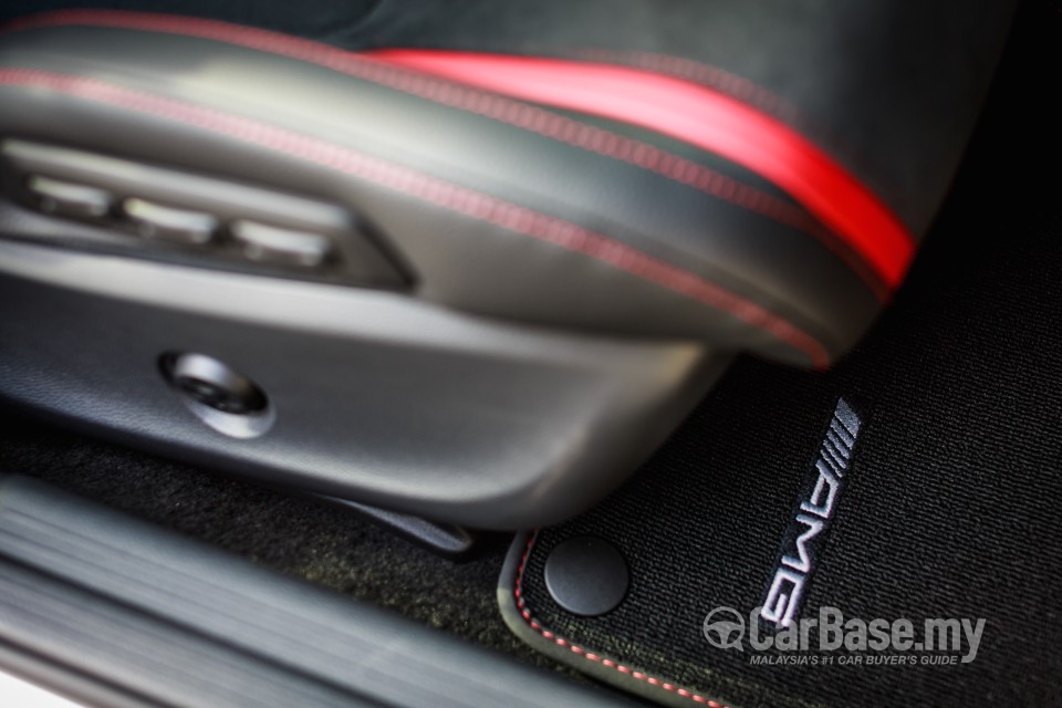 Mercedes-Benz AMG GLA X156 AMG (2014) Interior