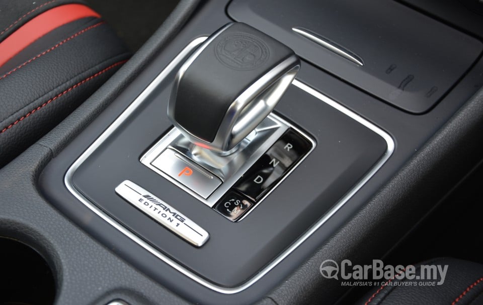 Mercedes-Benz AMG GLA X156 AMG (2014) Interior