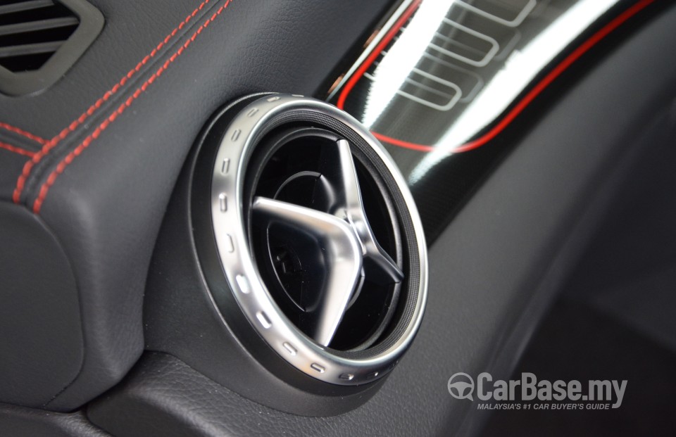 Mercedes-Benz AMG GLA X156 AMG (2014) Interior