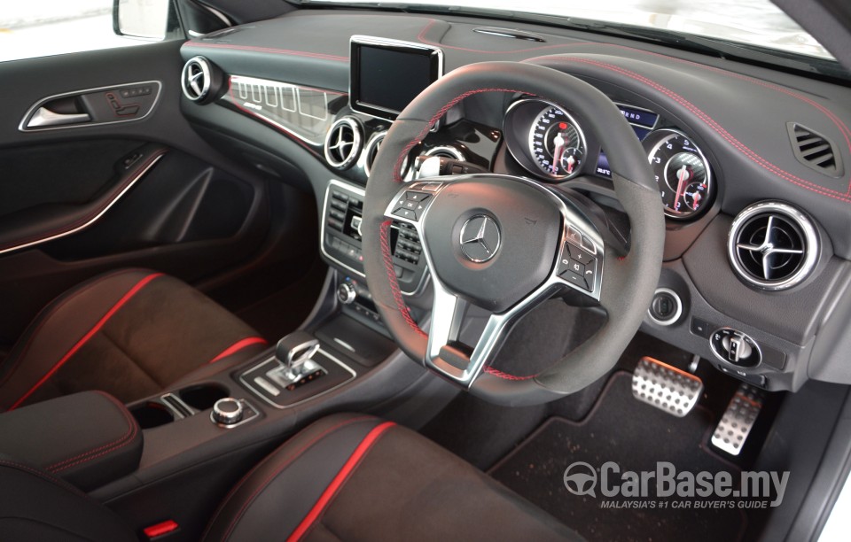 Mercedes-Benz AMG GLA X156 AMG (2014) Interior