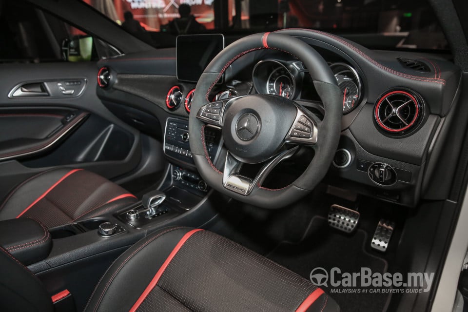 Mercedes-Benz AMG GLA X156 AMG Facelift (2017) Interior