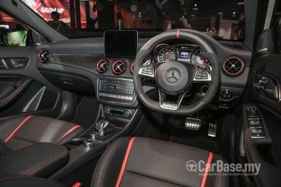 Mercedes-Benz AMG GLA X156 AMG Facelift (2017) Interior