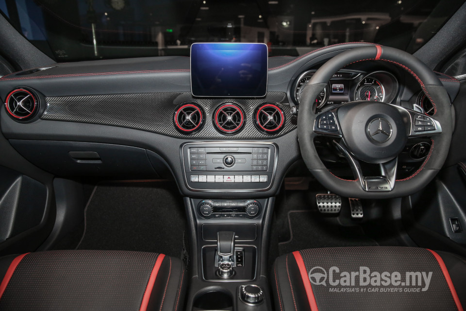 Mercedes-Benz AMG GLA X156 AMG Facelift (2017) Interior