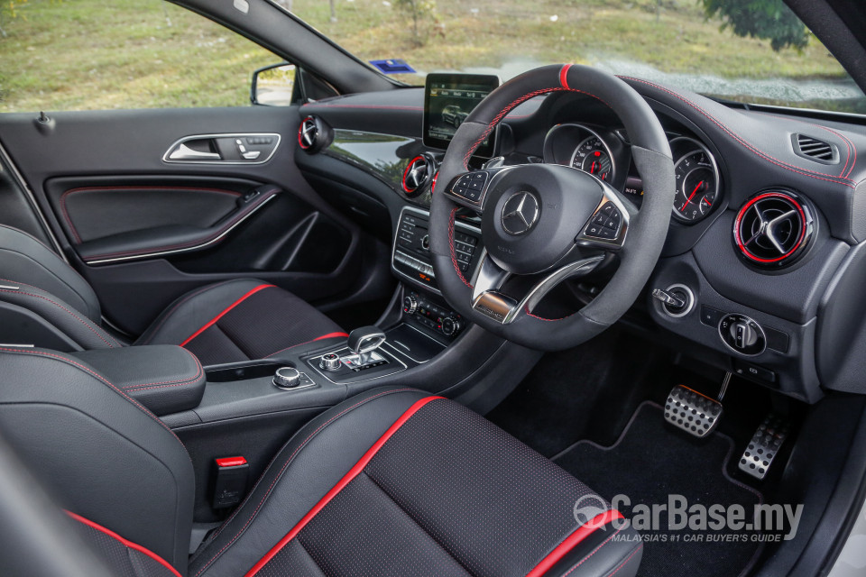 Mercedes-Benz AMG GLA X156 AMG Facelift (2017) Interior