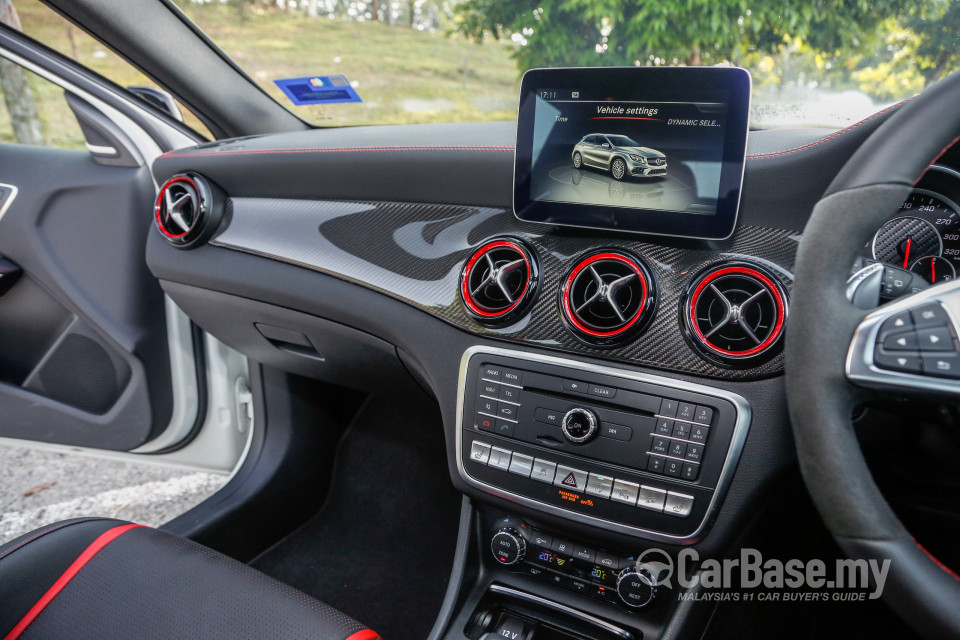 Mercedes-Benz AMG GLA X156 AMG Facelift (2017) Interior