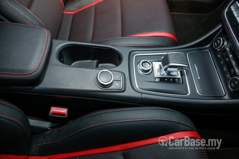 Mercedes-Benz AMG GLA X156 AMG Facelift (2017) Interior