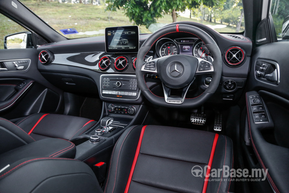 Mercedes-Benz AMG GLA X156 AMG Facelift (2017) Interior