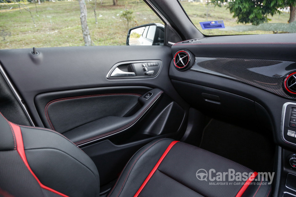 Mercedes-Benz AMG GLA X156 AMG Facelift (2017) Interior