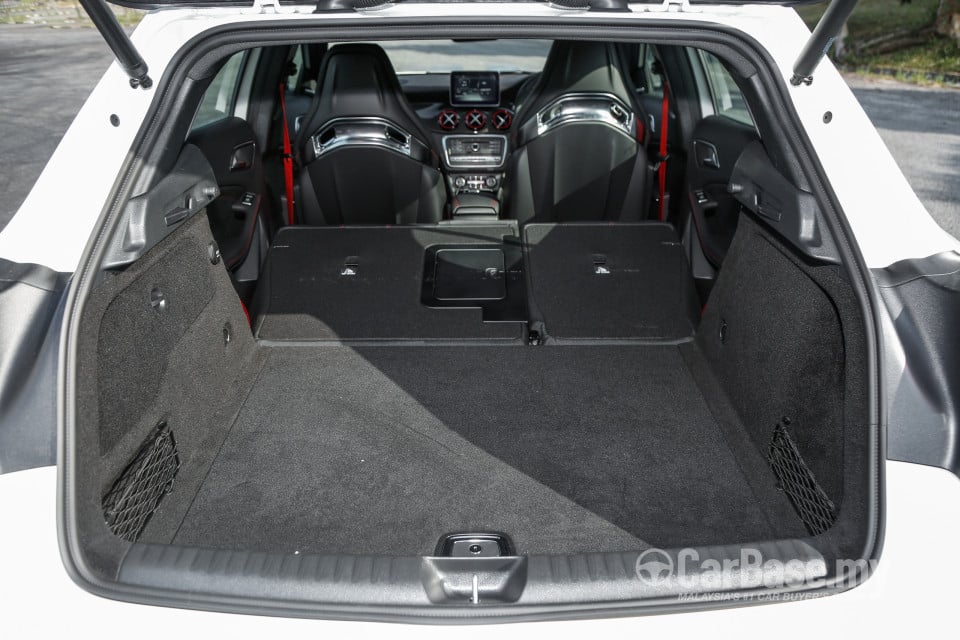 Mercedes-Benz AMG GLA X156 AMG Facelift (2017) Interior