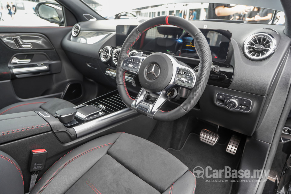 Mercedes-Benz AMG GLA H247 (2022) Interior