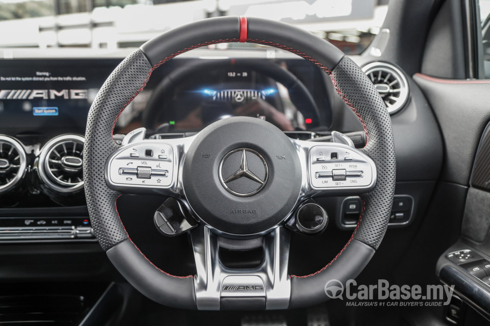 Mercedes-Benz AMG GLA H247 (2022) Interior