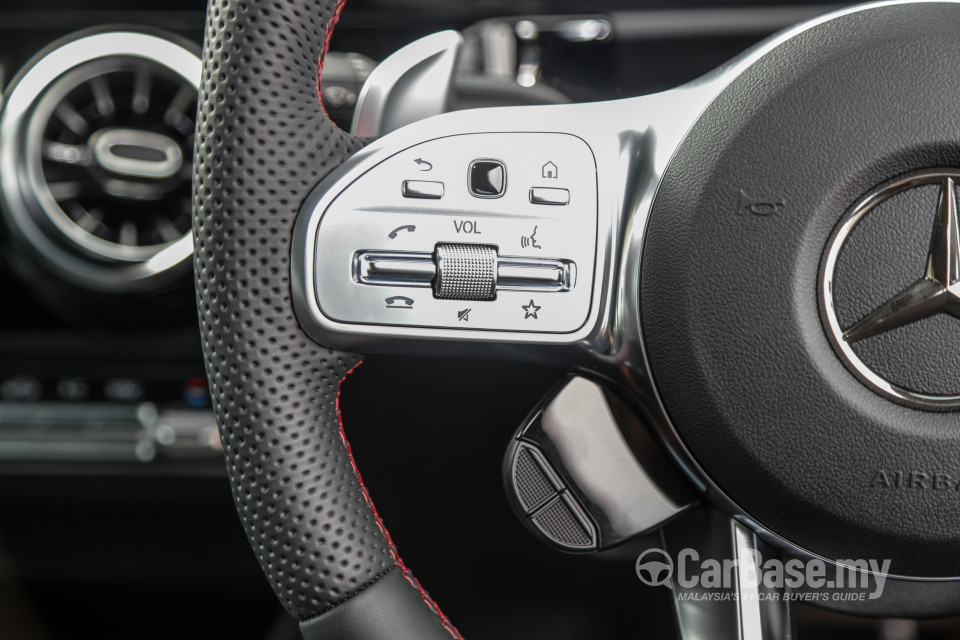 Mercedes-Benz AMG GLA H247 (2022) Interior