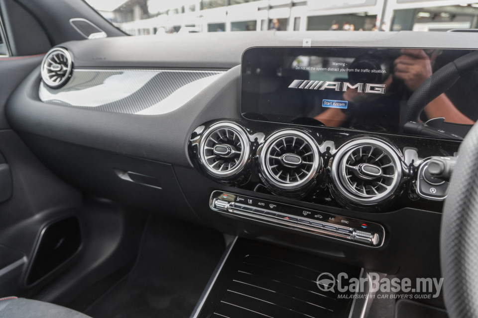 Mercedes-Benz AMG GLA H247 (2022) Interior