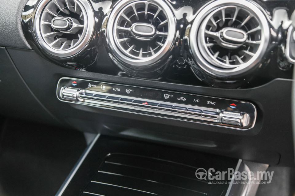 Mercedes-Benz AMG GLA H247 (2022) Interior