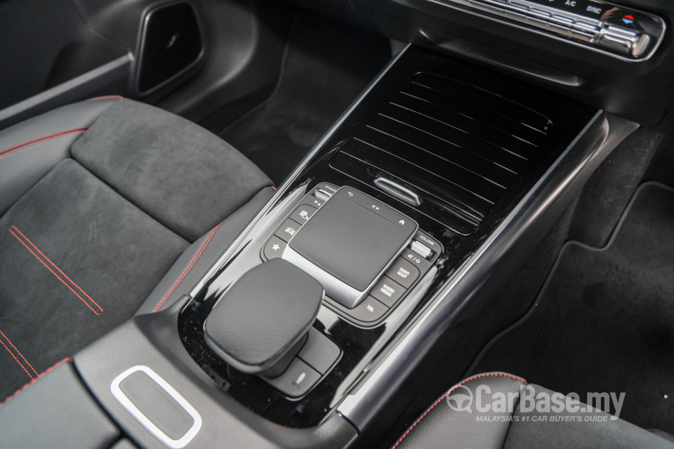 Mercedes-Benz AMG GLA H247 (2022) Interior