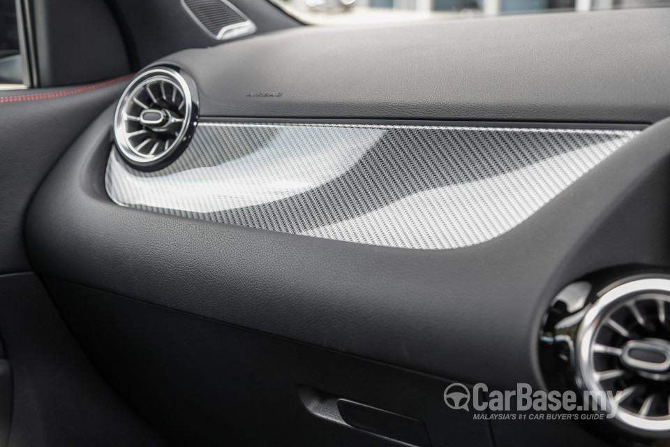 Mercedes-Benz AMG GLA H247 (2022) Interior