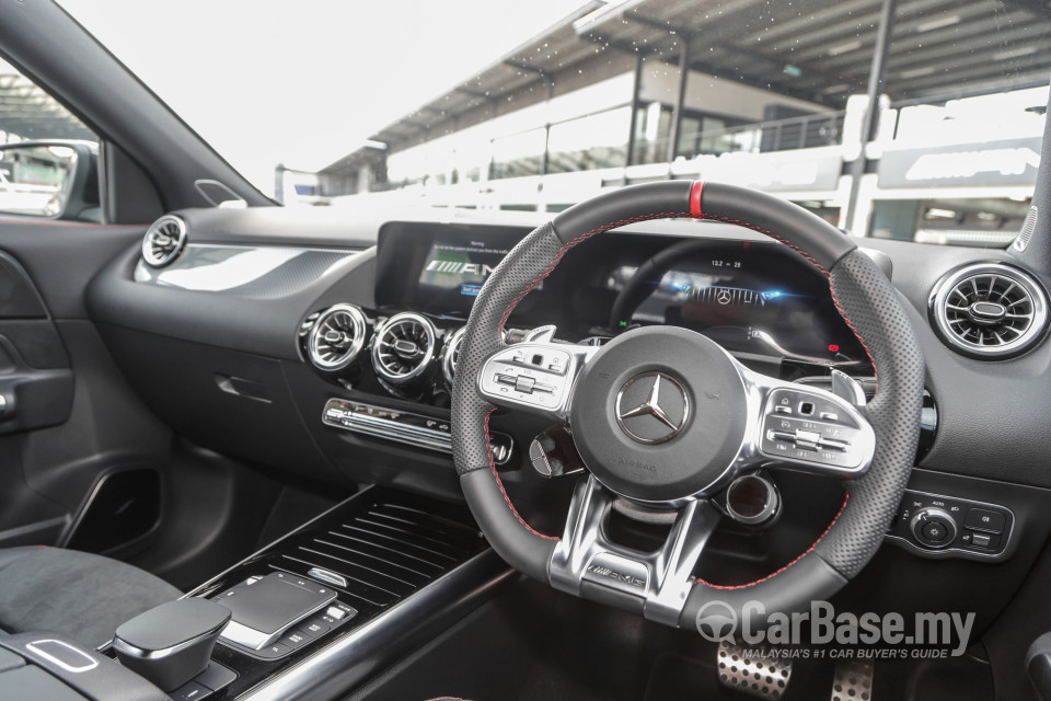 Mercedes-Benz AMG GLA H247 (2022) Interior