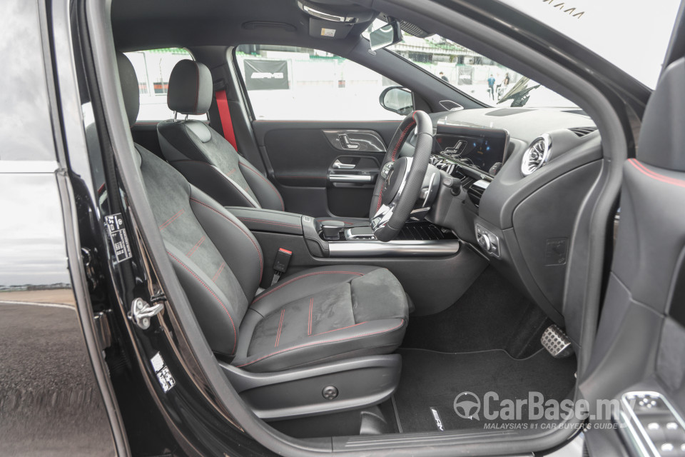 Mercedes-Benz AMG GLA H247 (2022) Interior
