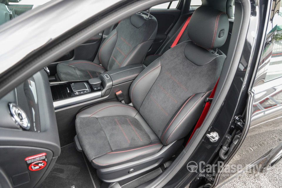 Mercedes-Benz AMG GLA H247 (2022) Interior