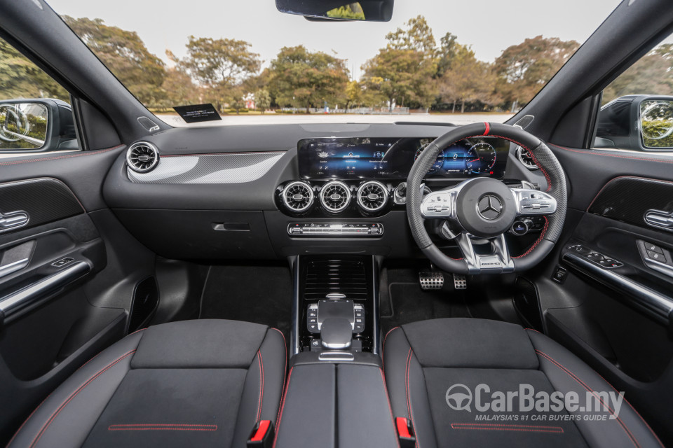 Mercedes-Benz AMG GLA H247 (2022) Interior