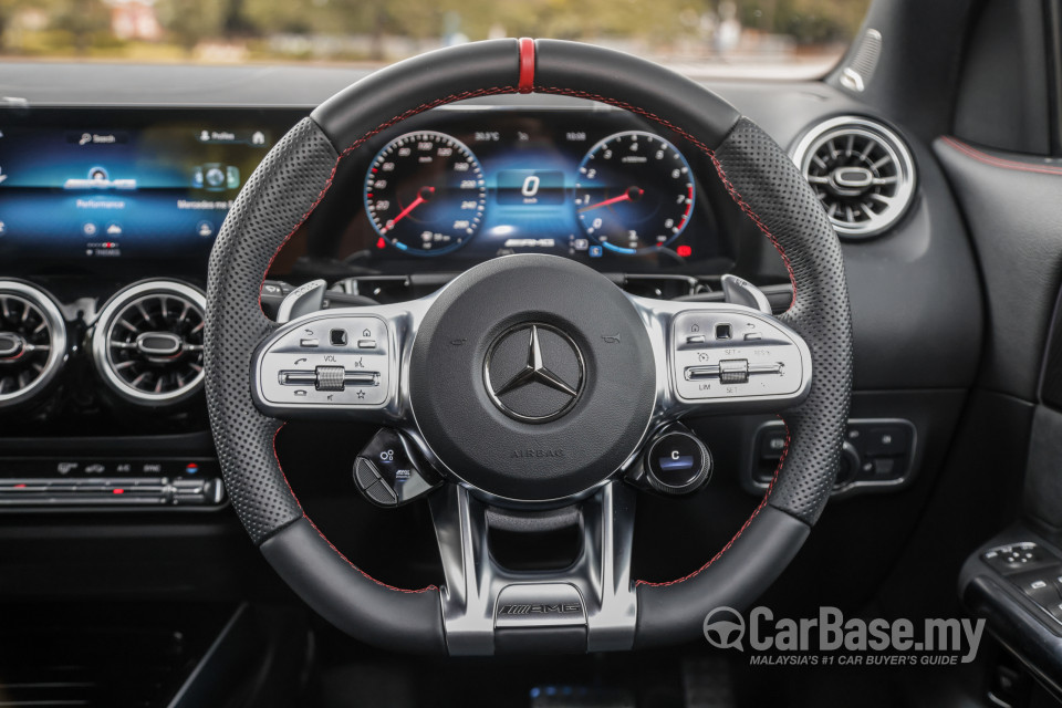 Mercedes-Benz AMG GLA H247 (2022) Interior