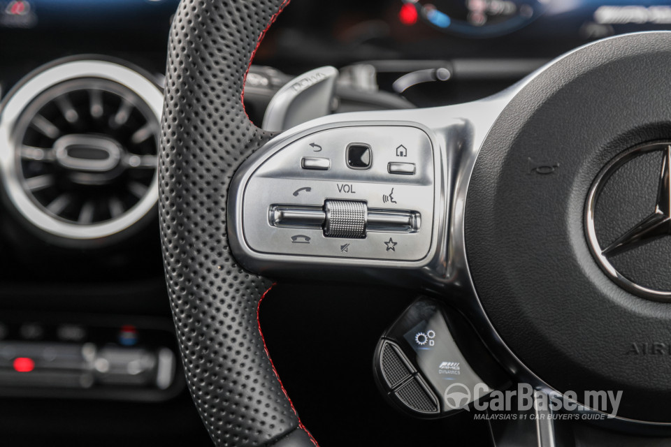 Mercedes-Benz AMG GLA H247 (2022) Interior